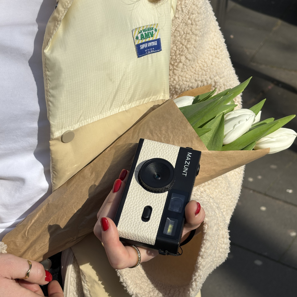MAZUNT Retro Digitalkamera Soft Beige – Lifestyle Foto in der Hand beim Fotografieren