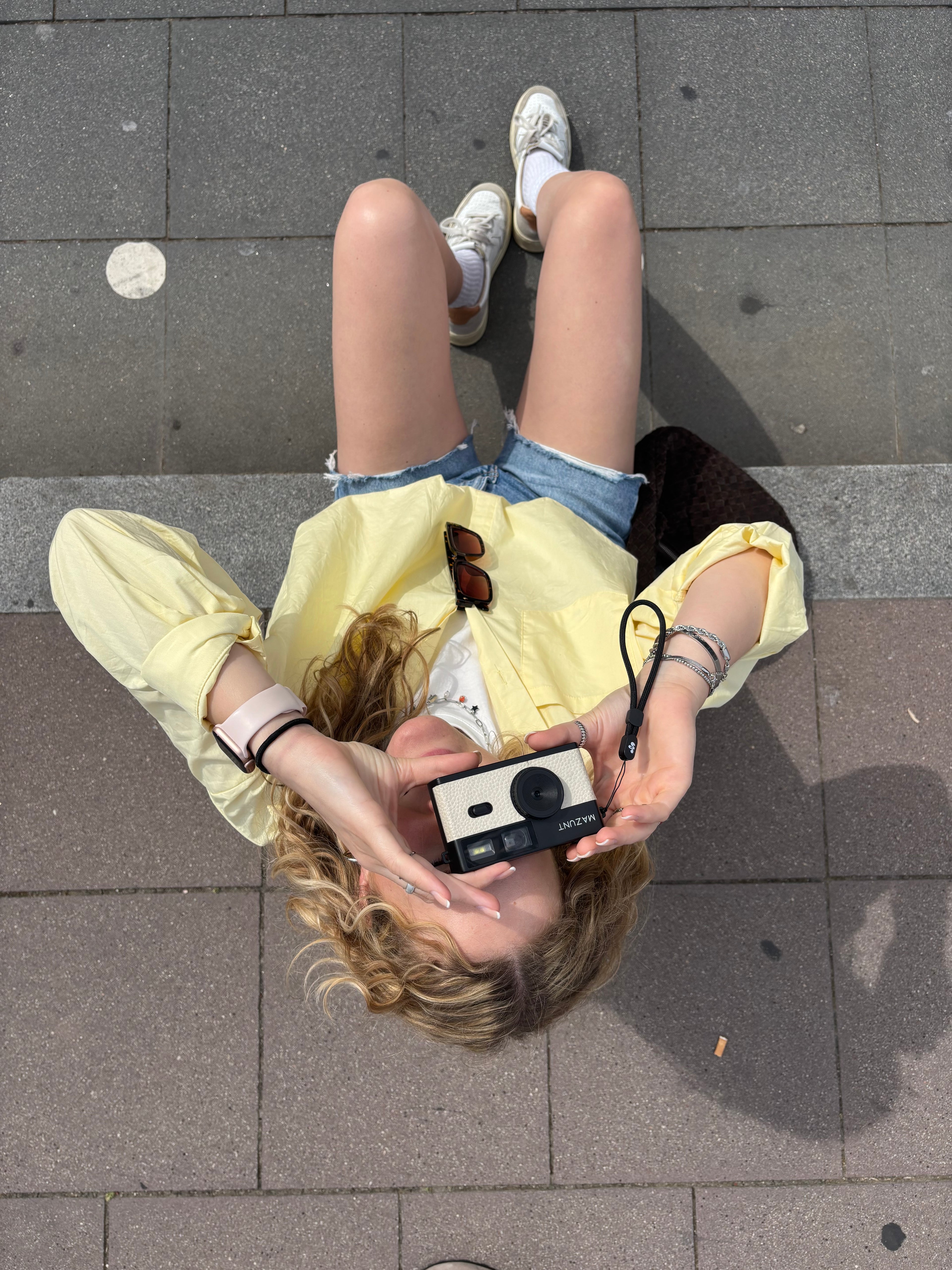 MAZUNT Retro Digitalkamera mit Handschlaufe auf Festival
