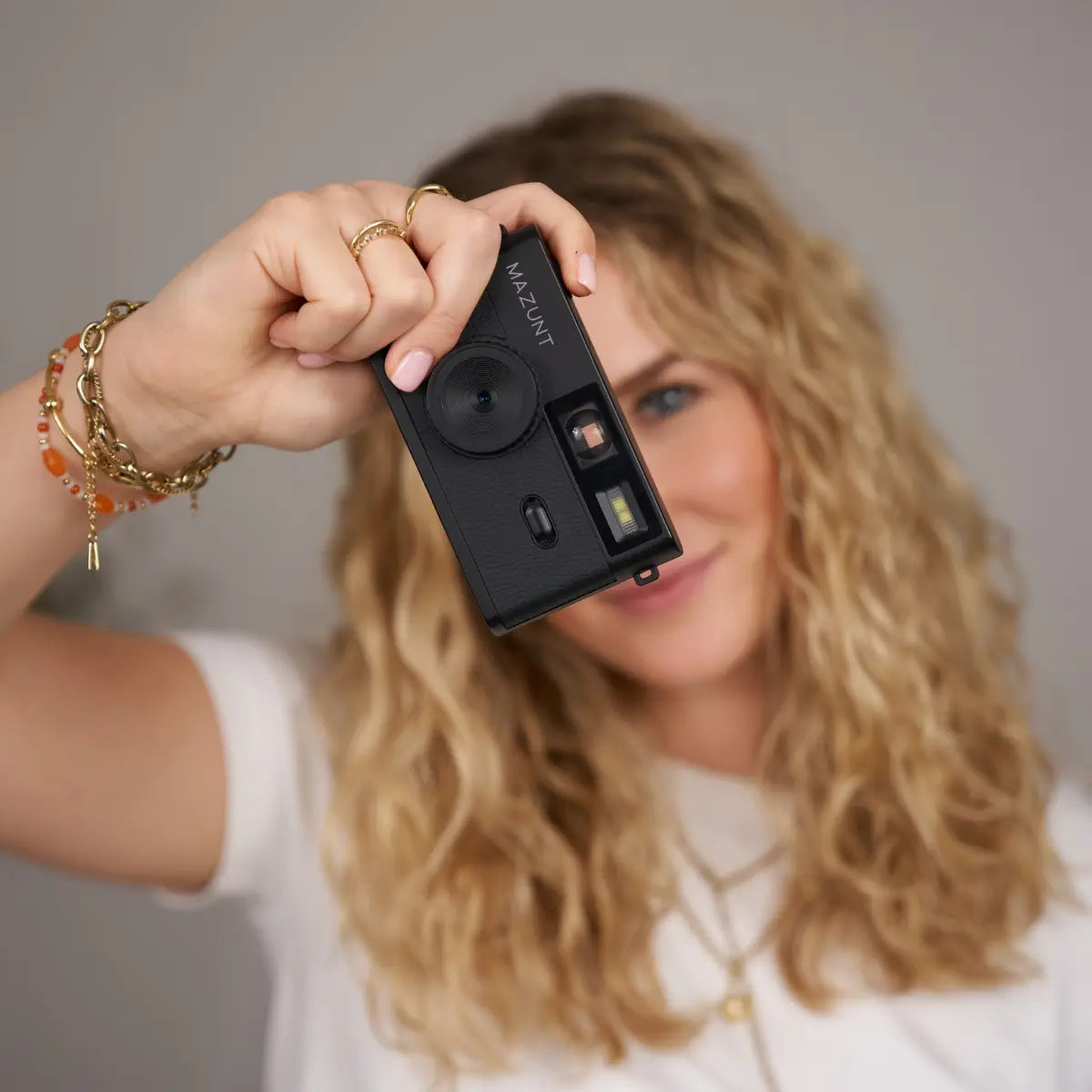 MAZUNT Retro Digitalkamera Midnight Black B-Ware – Detailansicht Objektiv
