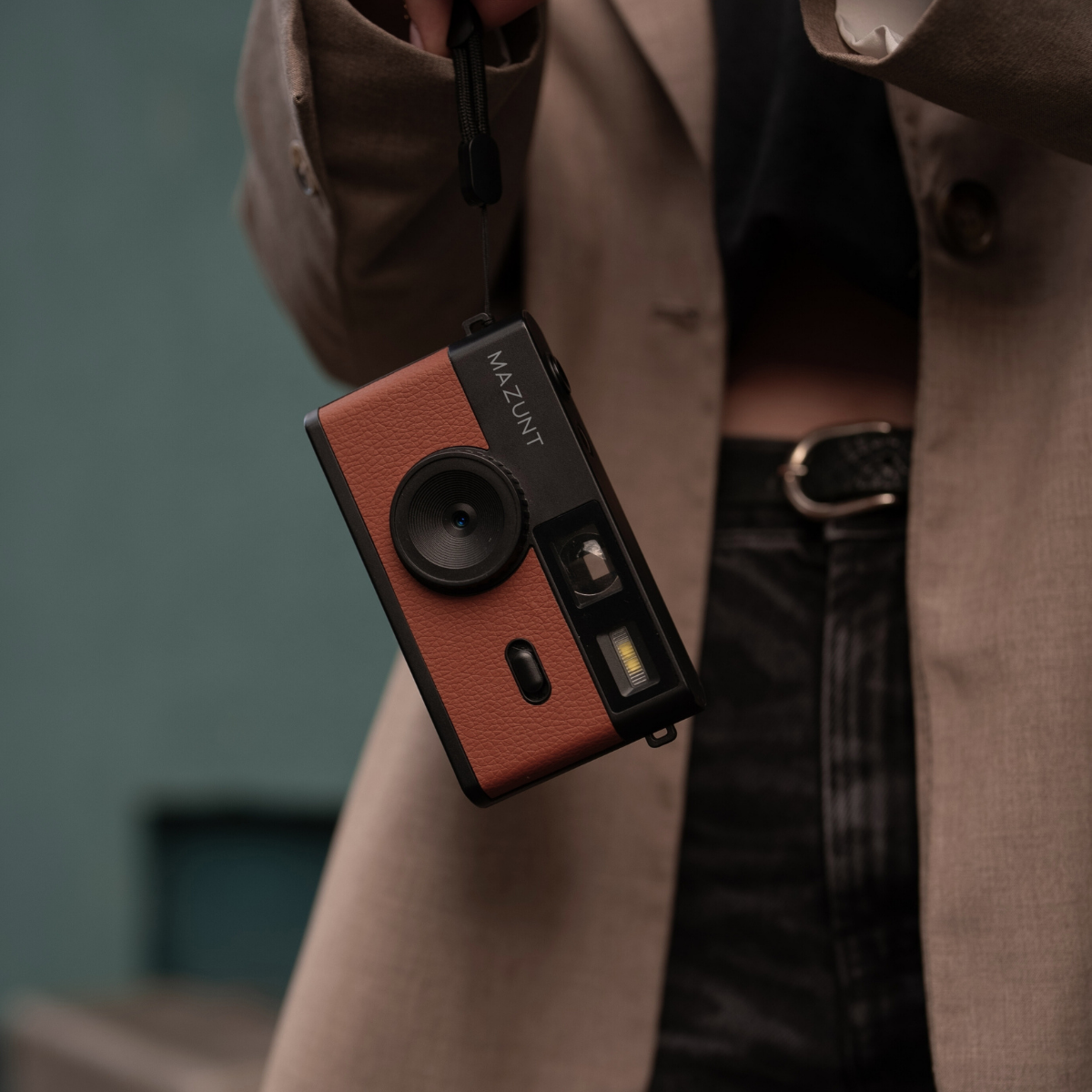MAZUNT Retro Digitalkamera Cognac Brown – Rückansicht mit Filterknopf